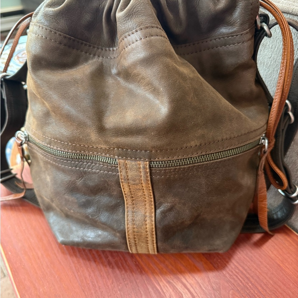 Rough and Tumble distressed espresso/ rustic pecan Train with 3 way LP strap - Picture 9 of 16